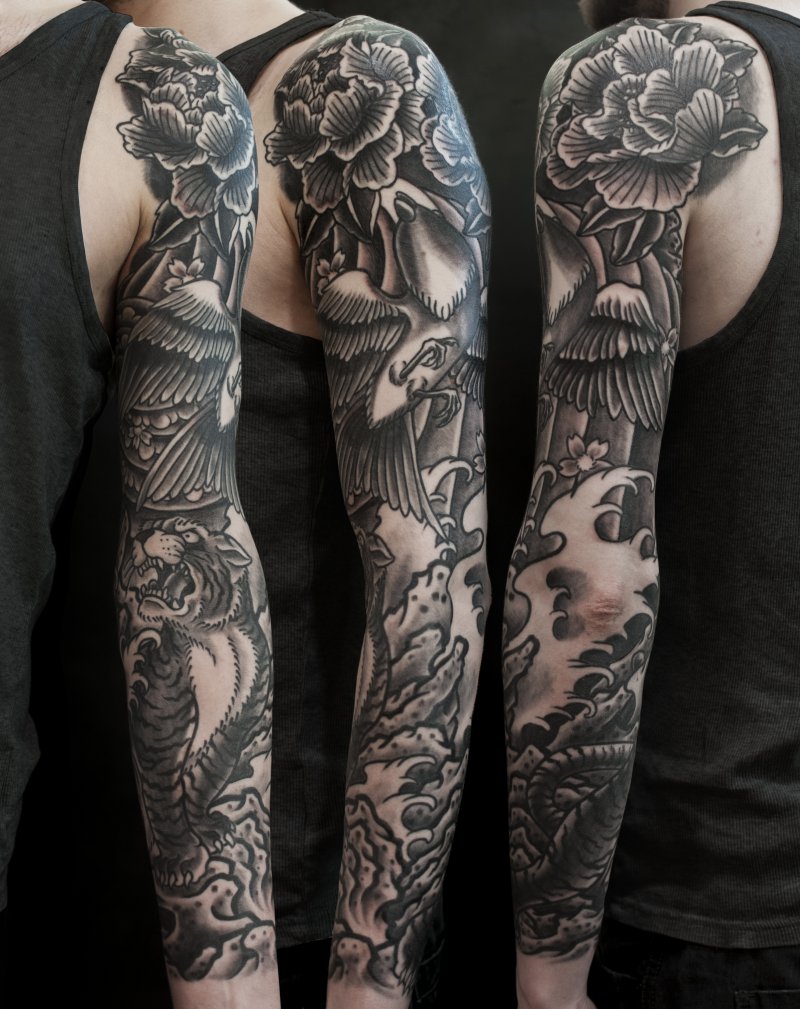 Armtattoo (full sleeve) im japanischen Stil, schwarz-weiß - Besen - Wild At Heart Munich